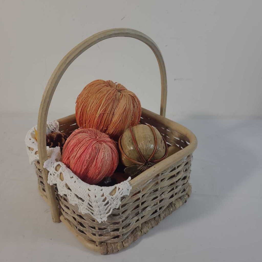 BASKET W/ FALL DECOR