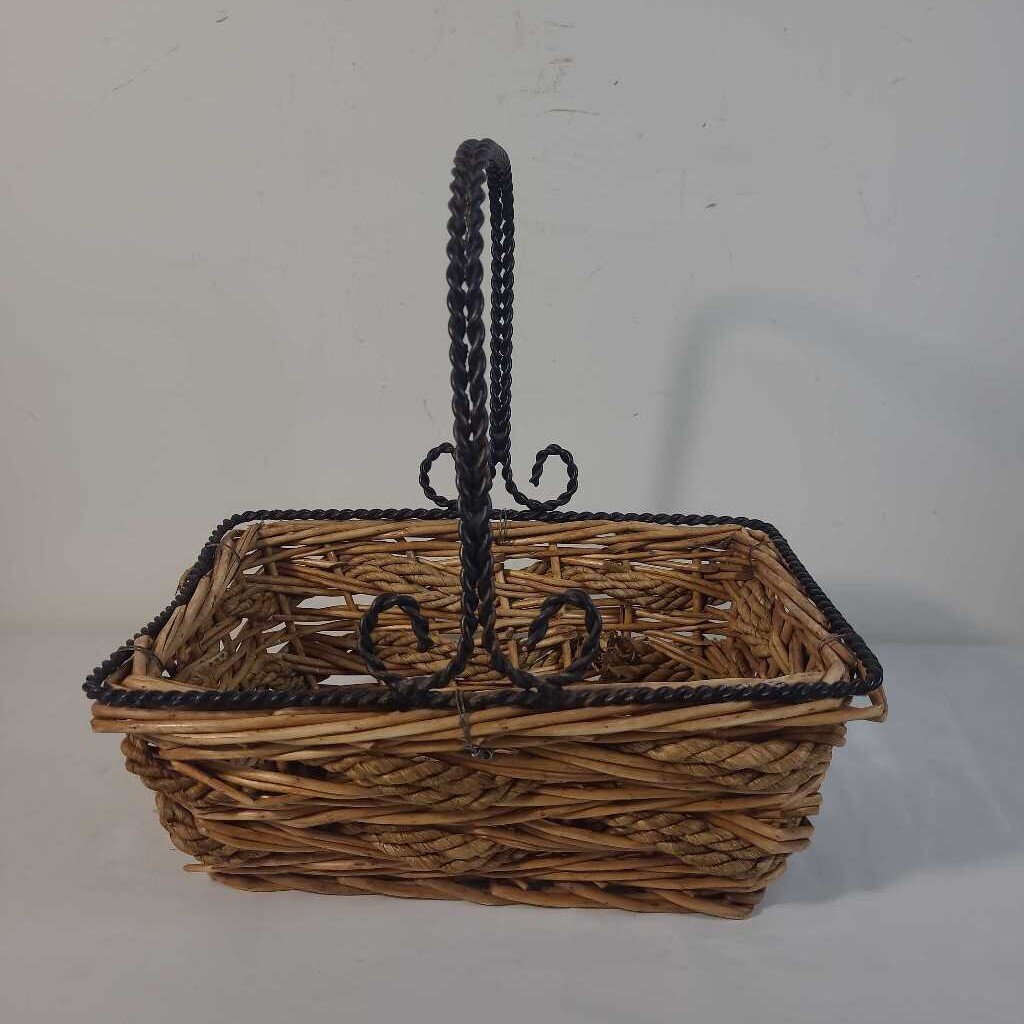 BASKET W/METAL HANDLE