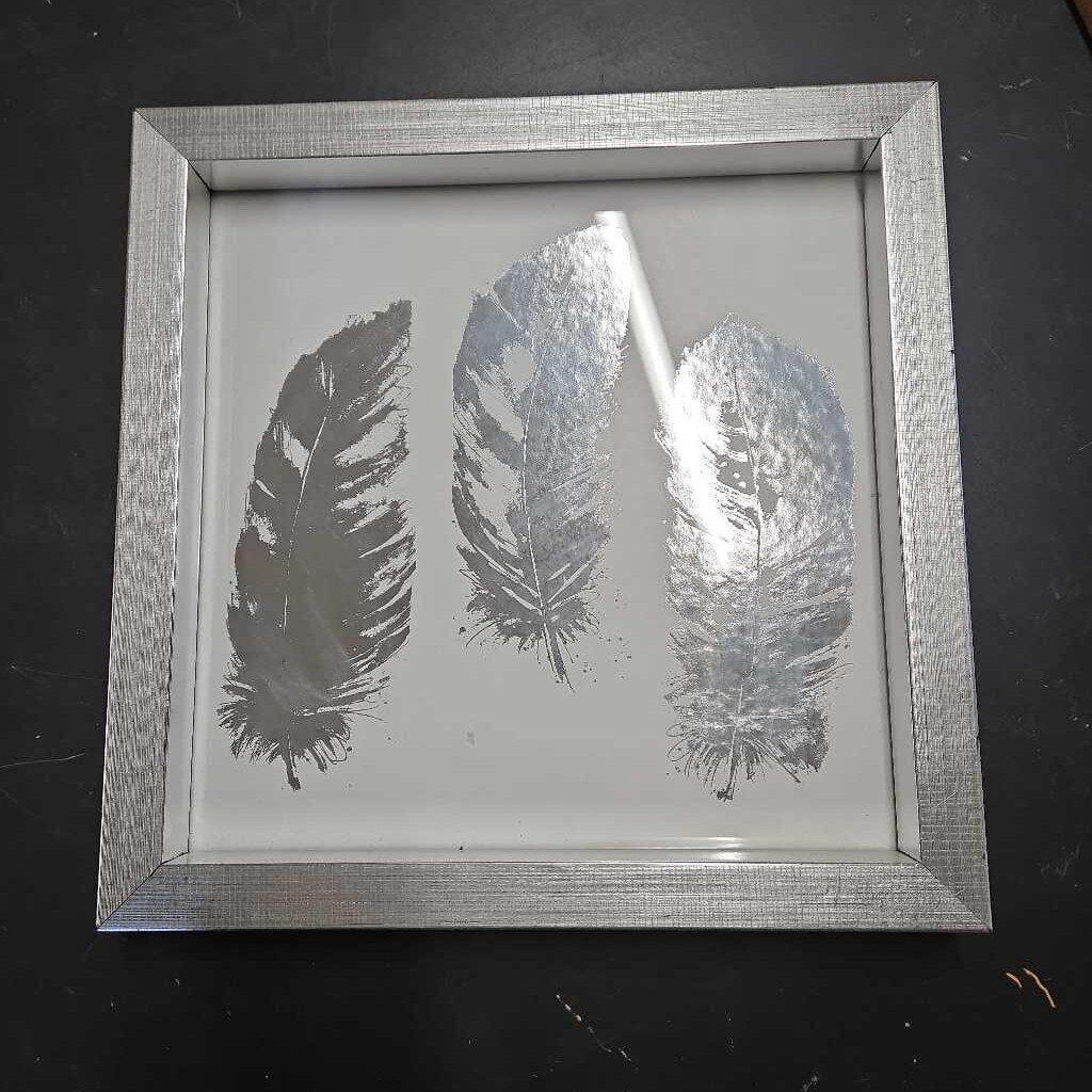 TRIPLE SILVER FEATHER IN SILVER FRAME