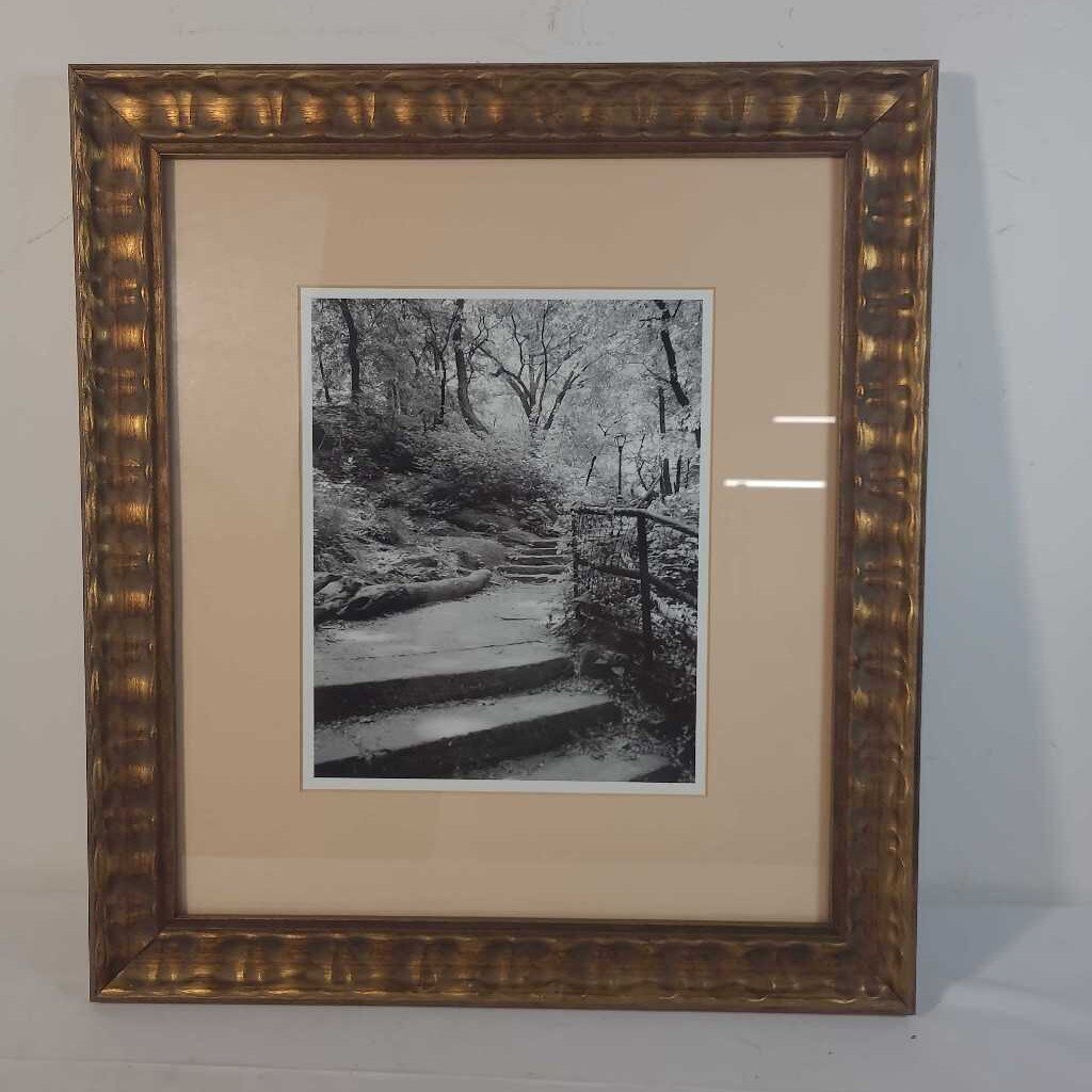 B&W FRAMED PHOTO~A