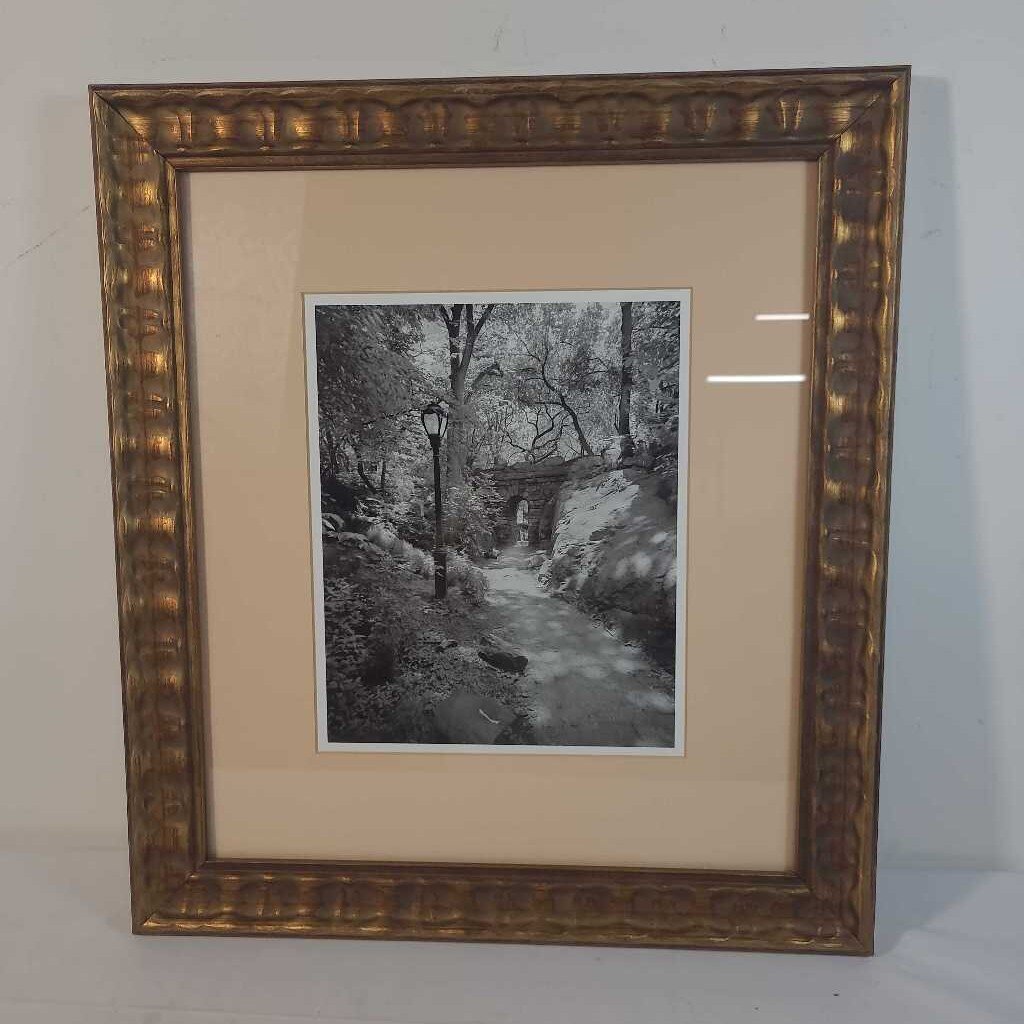 B&W FRAMED PHOTO~B