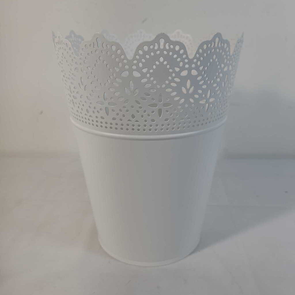 WHITE LACE TIN PLANTER