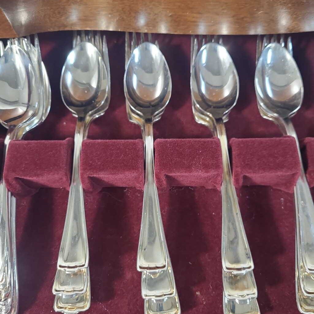 33pc 1847 ROGERS BROS. SILVERWARE & 7 EXTRAS IN BOX