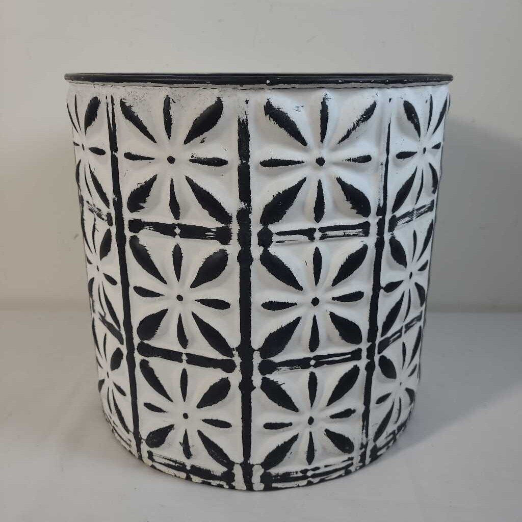 BLACK & WHITE TIN PLANTER