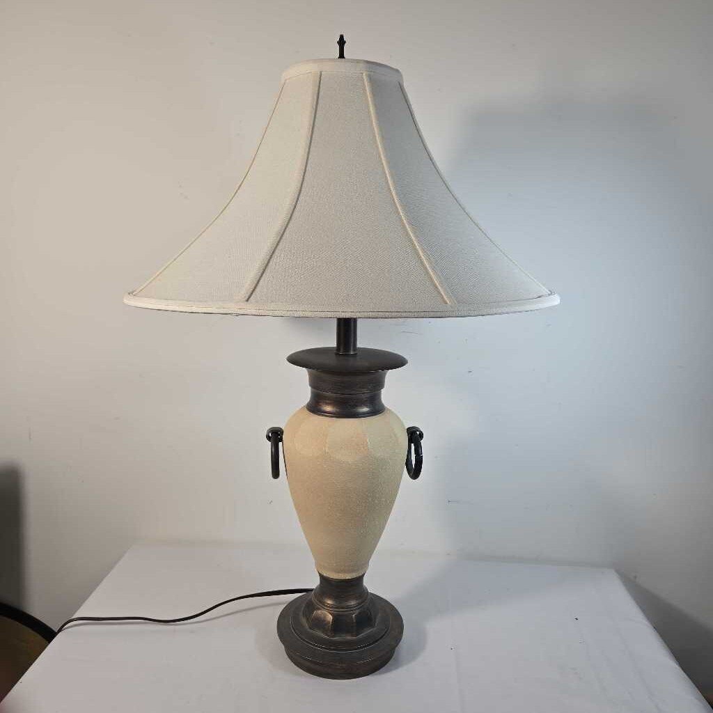 TEXTURED URN TABLE LAMP