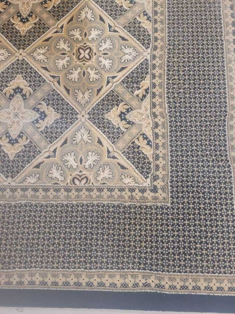 6'6" X 9'6" AREA RUG