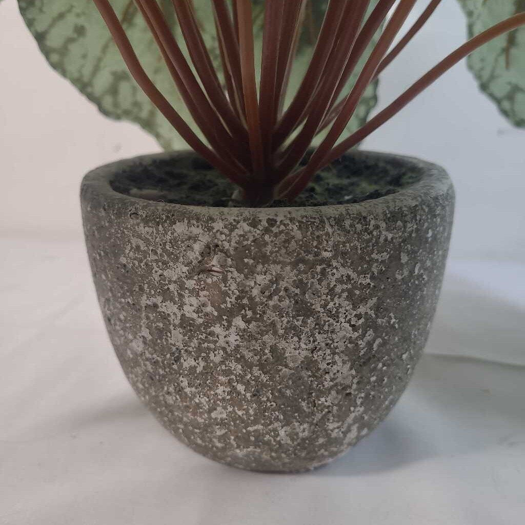 FAUX PLANT IN SPECKLED POT