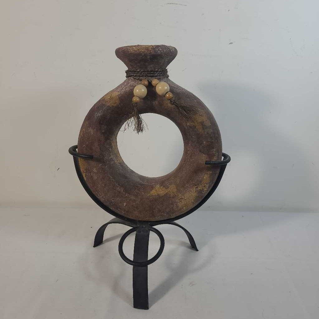 CIRCLE VASE ON STAND