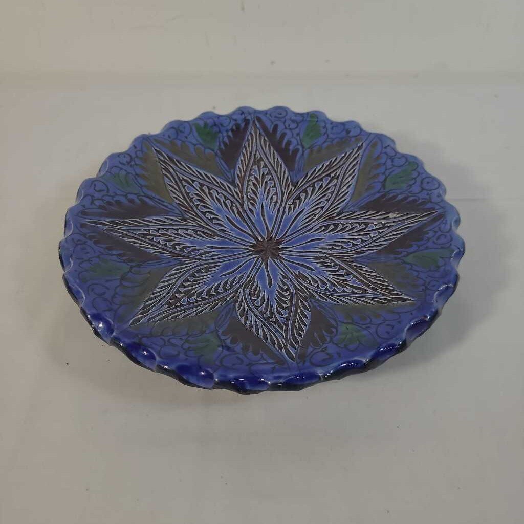 DECORATIVE POTTERY DISH