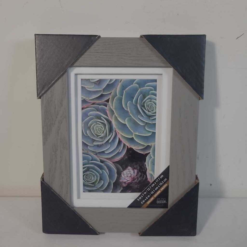 GREY WOOD PICTURE FRAME
