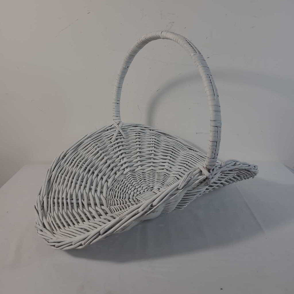 WHITE WICKER GATHERING BASKET