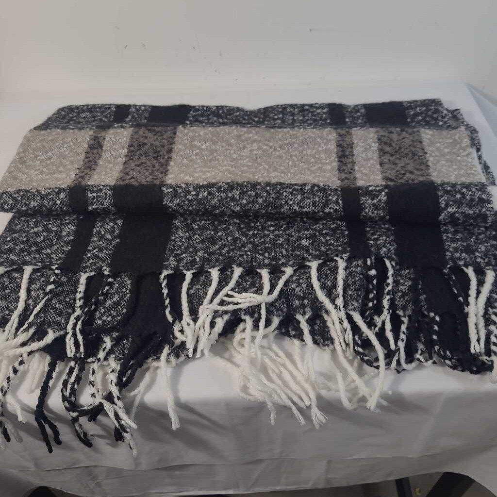 BLACK & WHITE THROW
