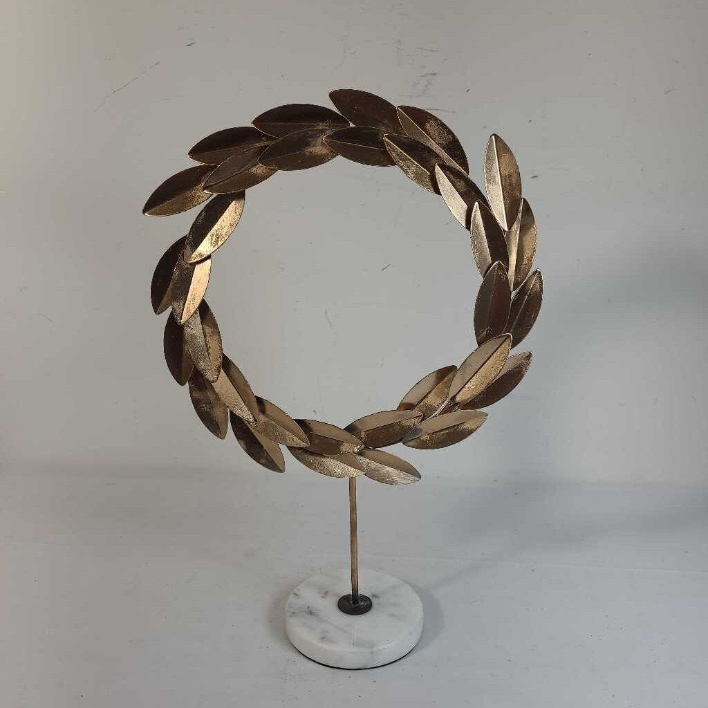 LAUREL LEAF WREATH ON STAND