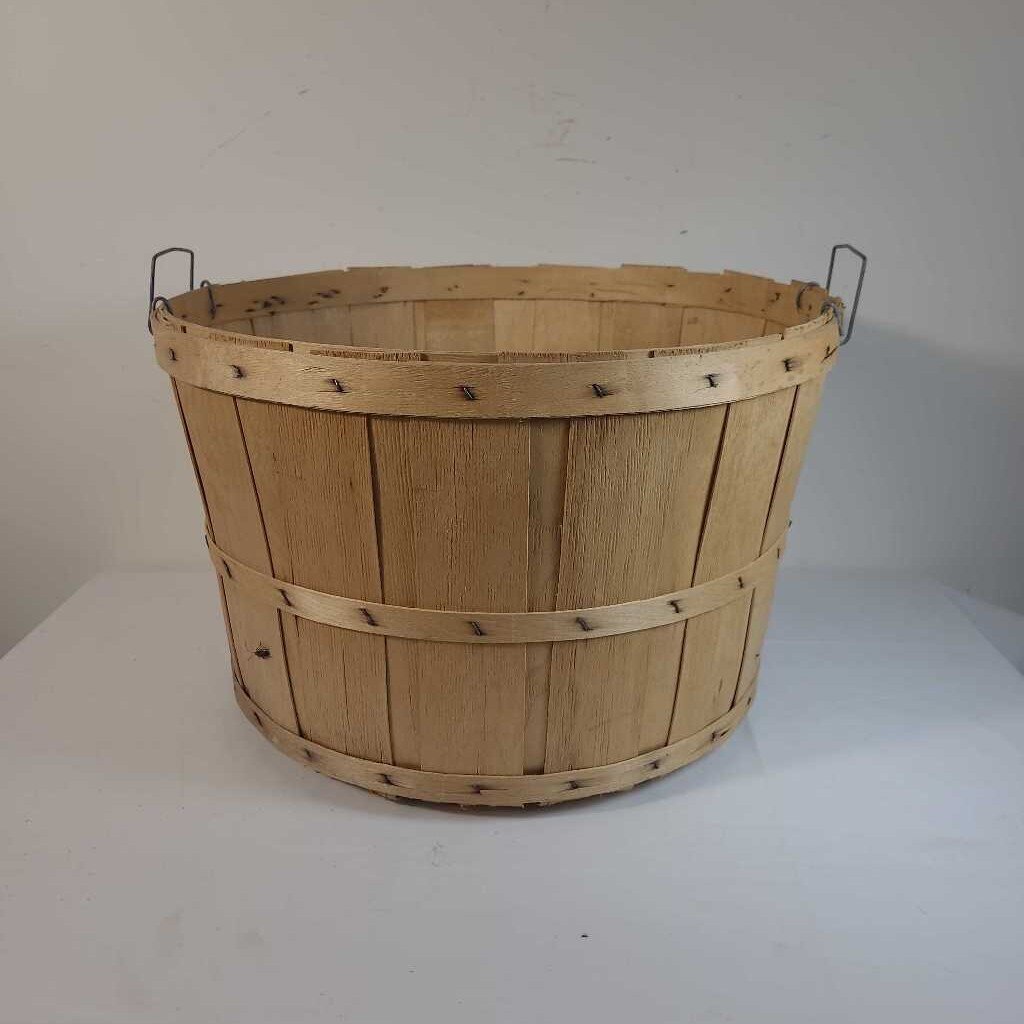 BUSHEL BASKET W/HANDLES