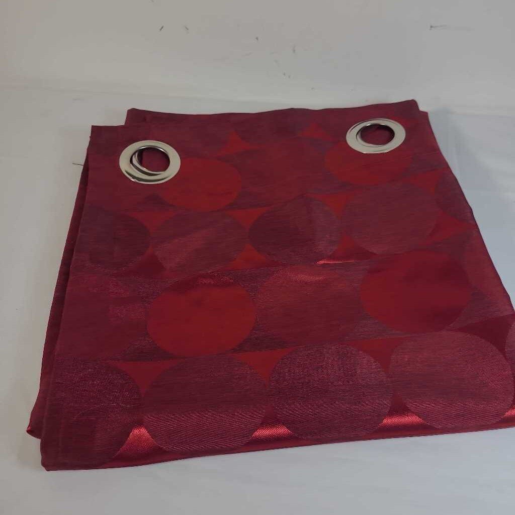 PR RED CIRCLE CURTAINS W/GROMMETS