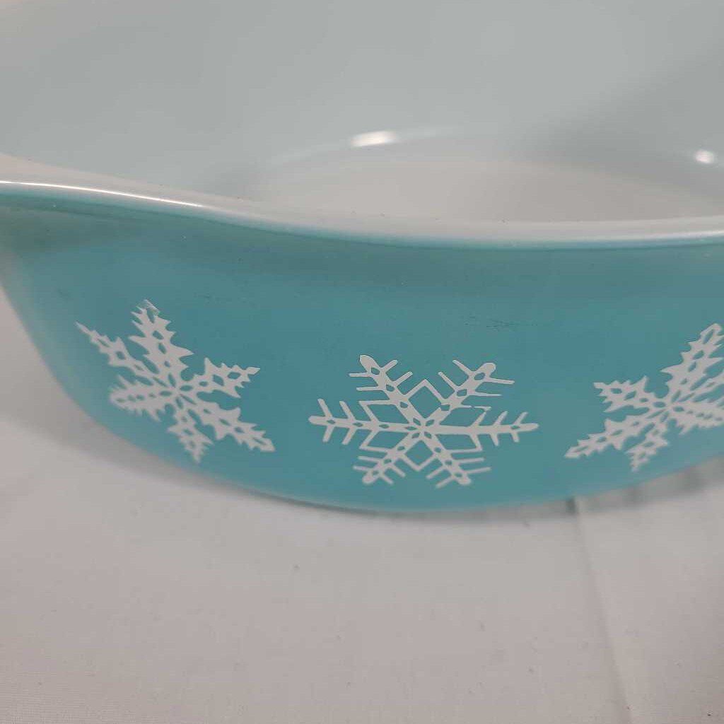 VTG PYREX 2 1/2 QT. TURQUOISE SNOWFLAKE CASSEROLE