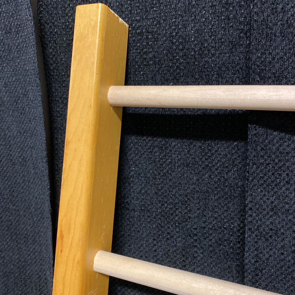 SOLID WOOD COUNTER LADDER