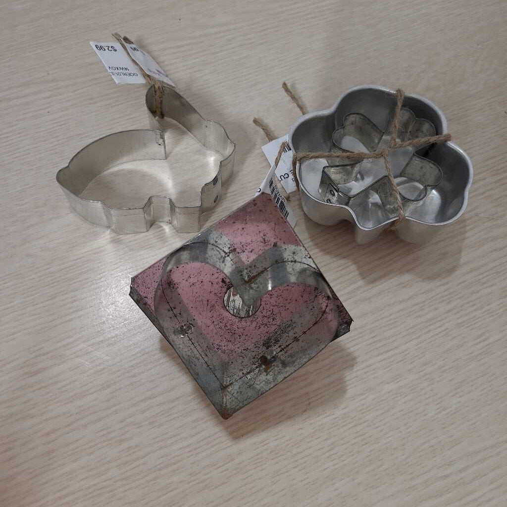 VINTAGE COOKIE CUTTER