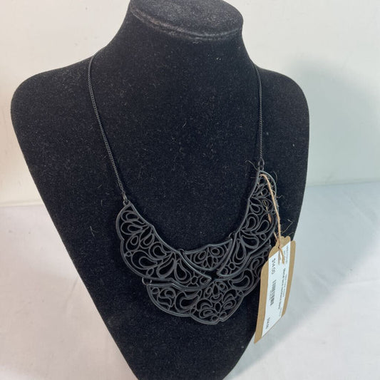 Metal lace necklace black