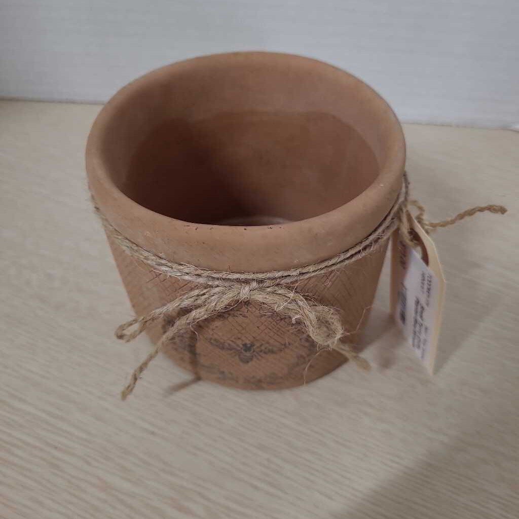 Small Terra Cotta Planter/Bee/Wreath Crest