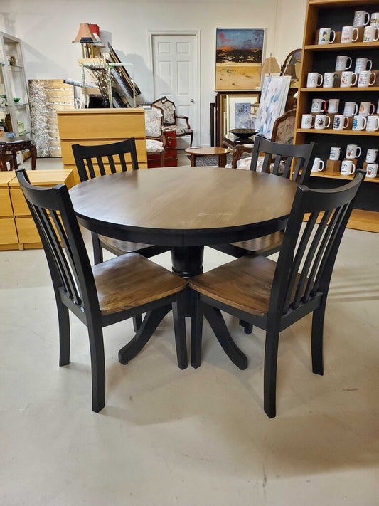 NEWLY MADE ROUND TABLE + 4 CHAIRS