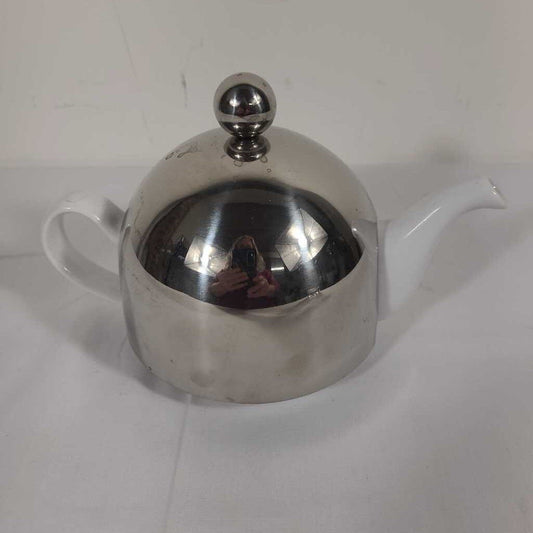 WHITE TEAPOT W/INSULATED COVER