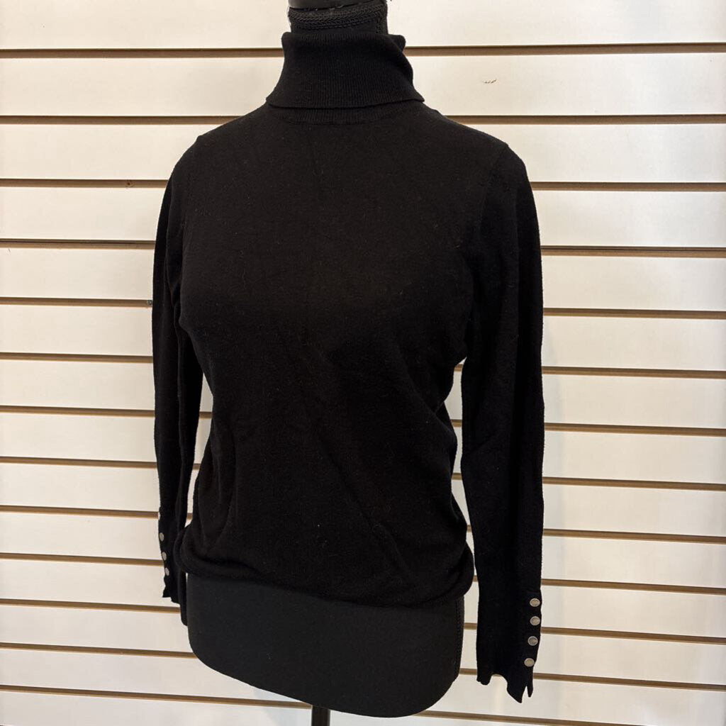 BLACK TURTLENECK W/BUTTON DETAIL