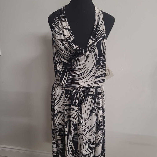 BLACK & WHITE SLEEVLESS DRESS