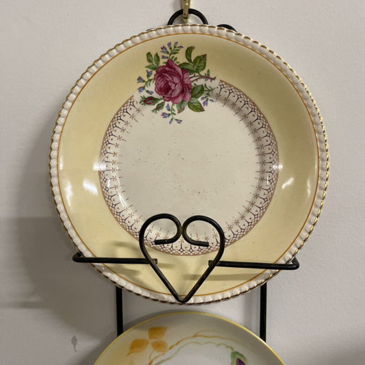 VINTAGE TUDOR ROSE GOLD RIMMED 7 INCH PLATE FROM ENGLAND