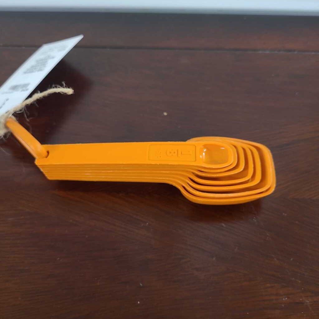 VTG TUPPERWARE ORANGE MEASURING SPOONS WITH TRIANGLE RING HOLDER