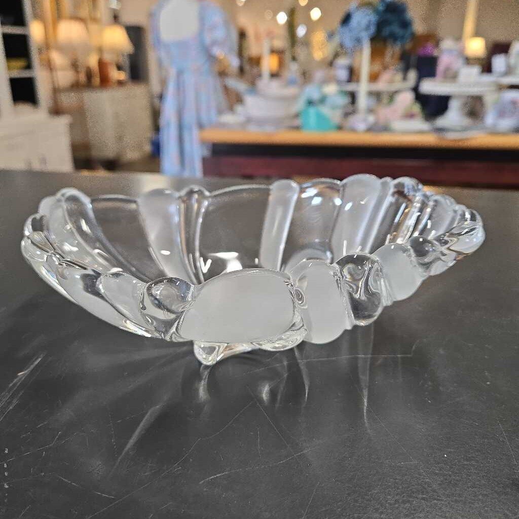 GLASS SHELL DISH