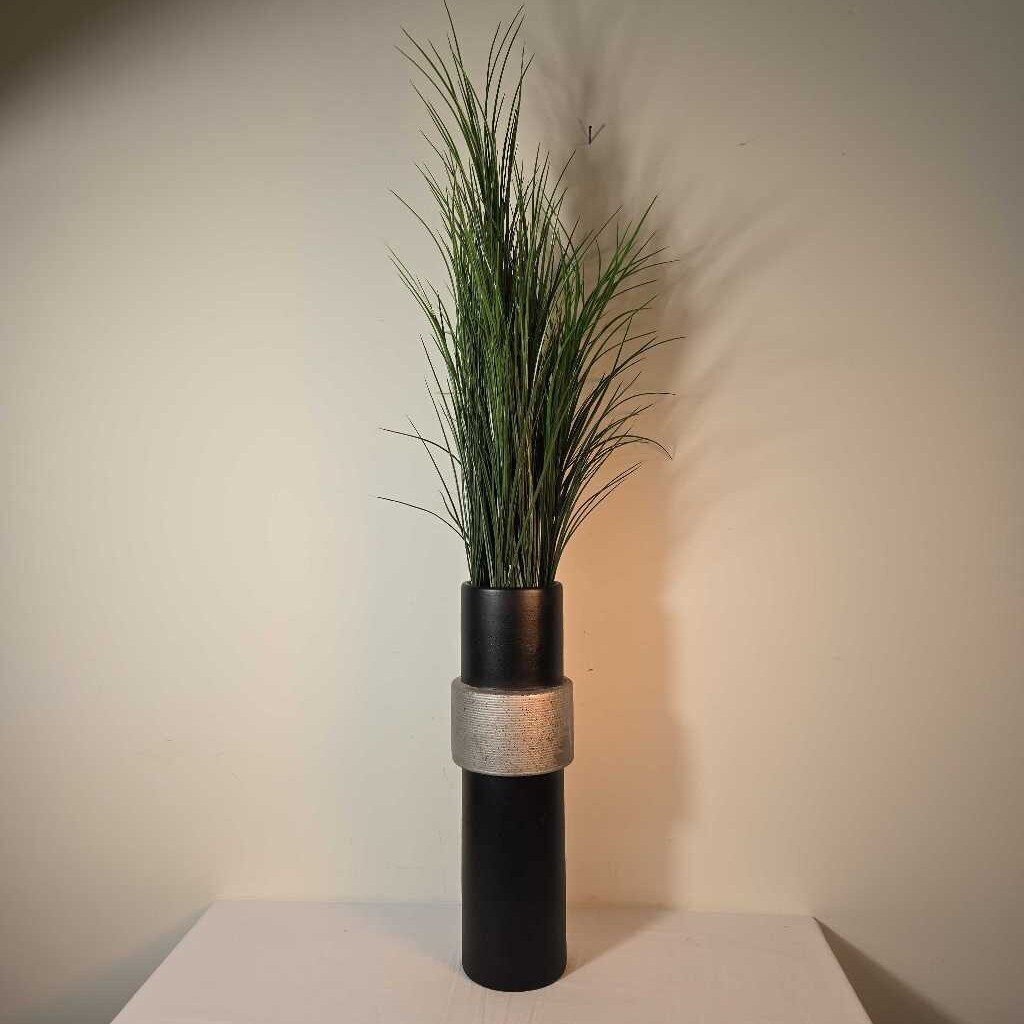 FAUX GRASS IN BLACK & SILVER VASE