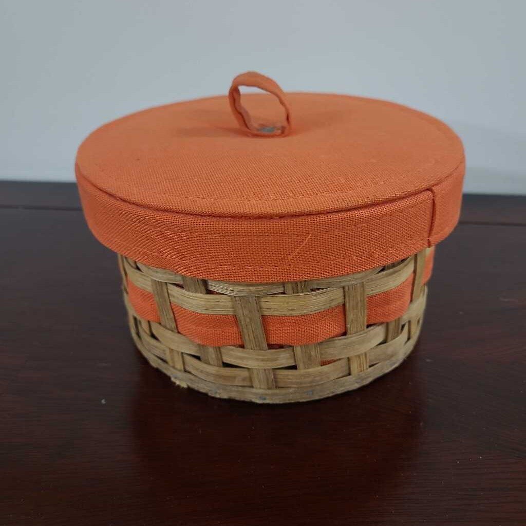 VINTAGE SMALL ROUND WICKER SEWING / JEWELLERY COMPARTMENT BOX