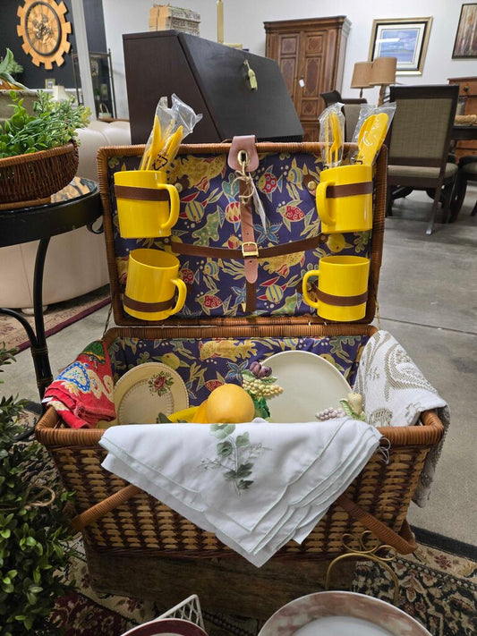 VTG WICKER PICNIC BASKET INCL. DISHES/CUTLERY PLUS CANDLE