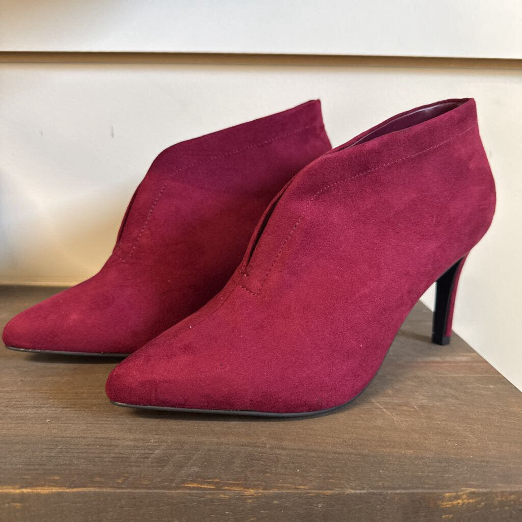 NEVER WORN BURGANDY HEELED BOOTIES