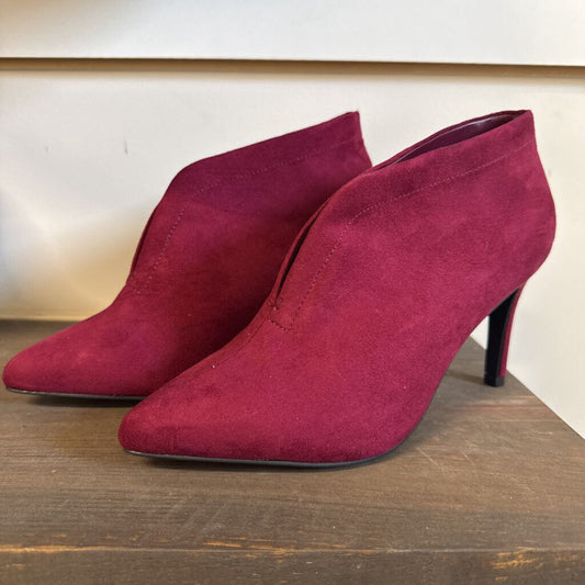 NEVER WORN BURGANDY HEELED BOOTIES