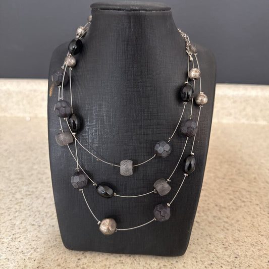 GREY AND BLACK BEADS ON THIN WIRE NECKLACE