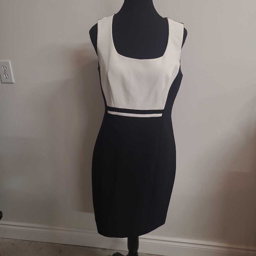 BLACK & WHITE FITTED SLEEVELESS DRESS