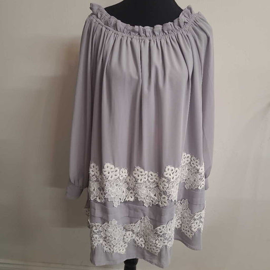 GREY DRESS WITH WHITE APPLIQUE