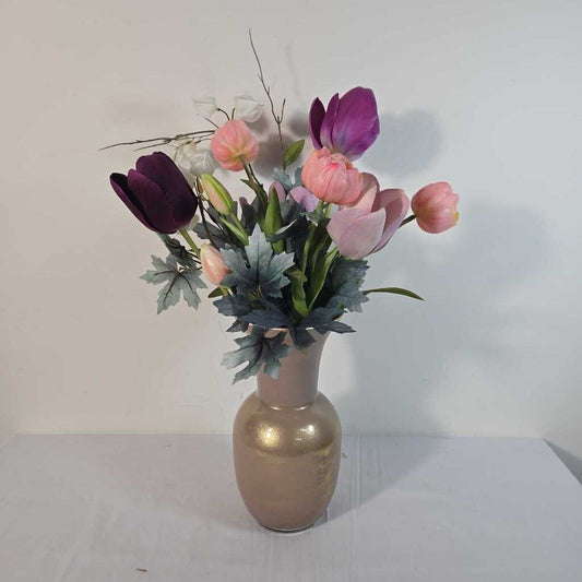 VASE W/ FLOWERS