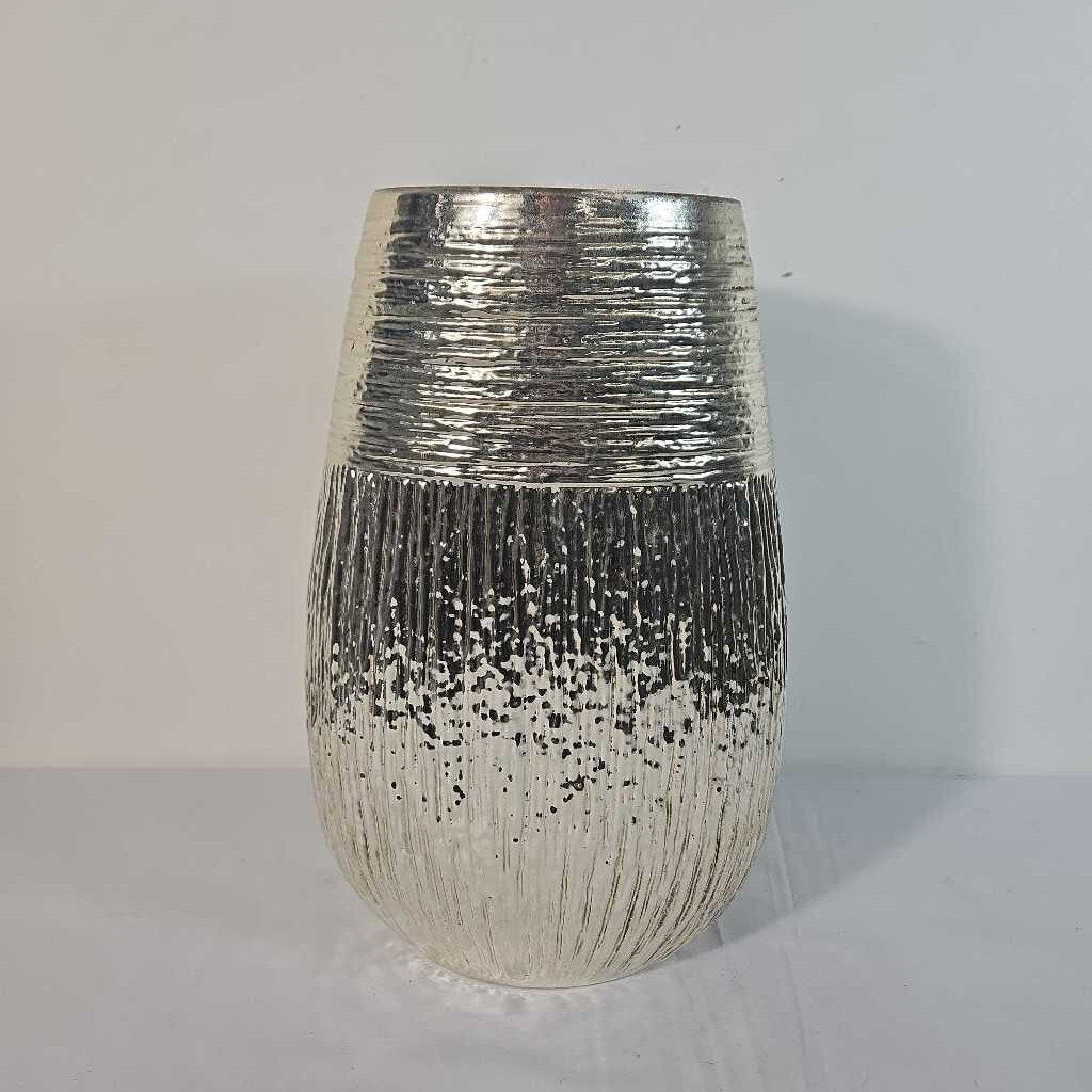 SILVER GLASS RIBBED VASE