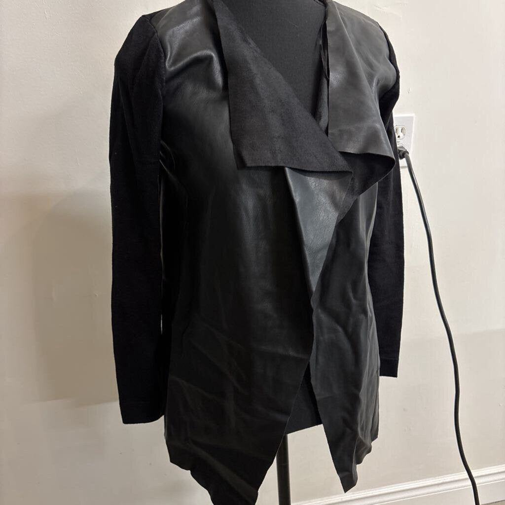 PLEATHER BLACK CARDIGAN