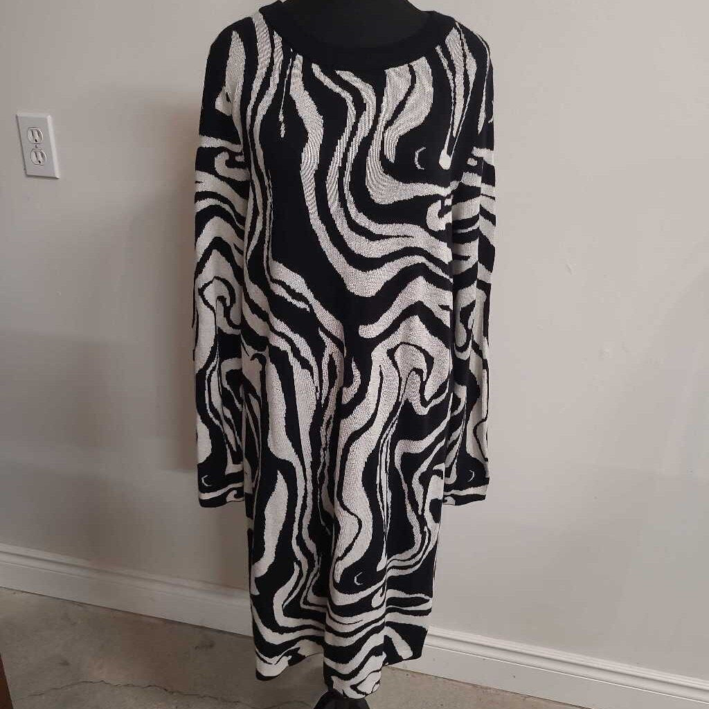 BLACK & WHITE KNIT DRESS