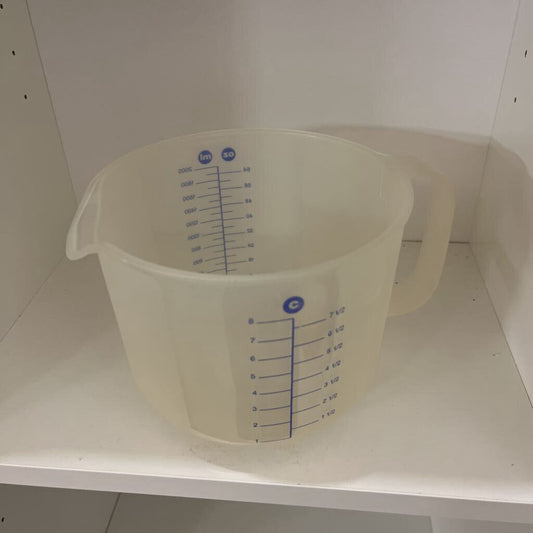 TUPPERWARE 8 CUP MEASURING CUP