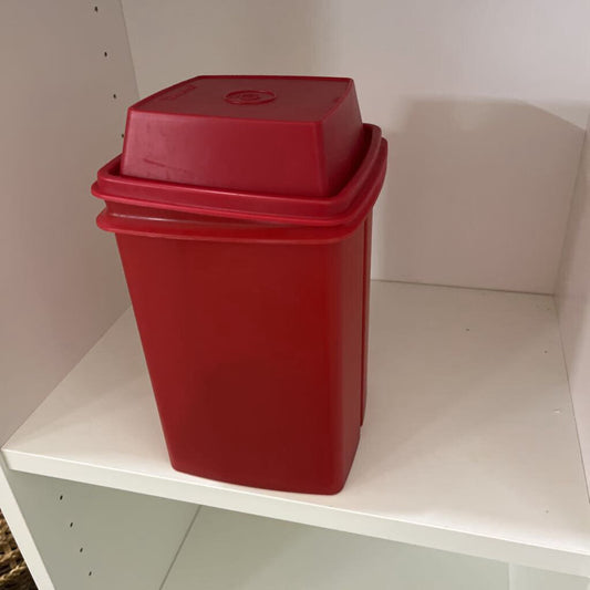 TUPPERWARE PICKLE KEEPER- red