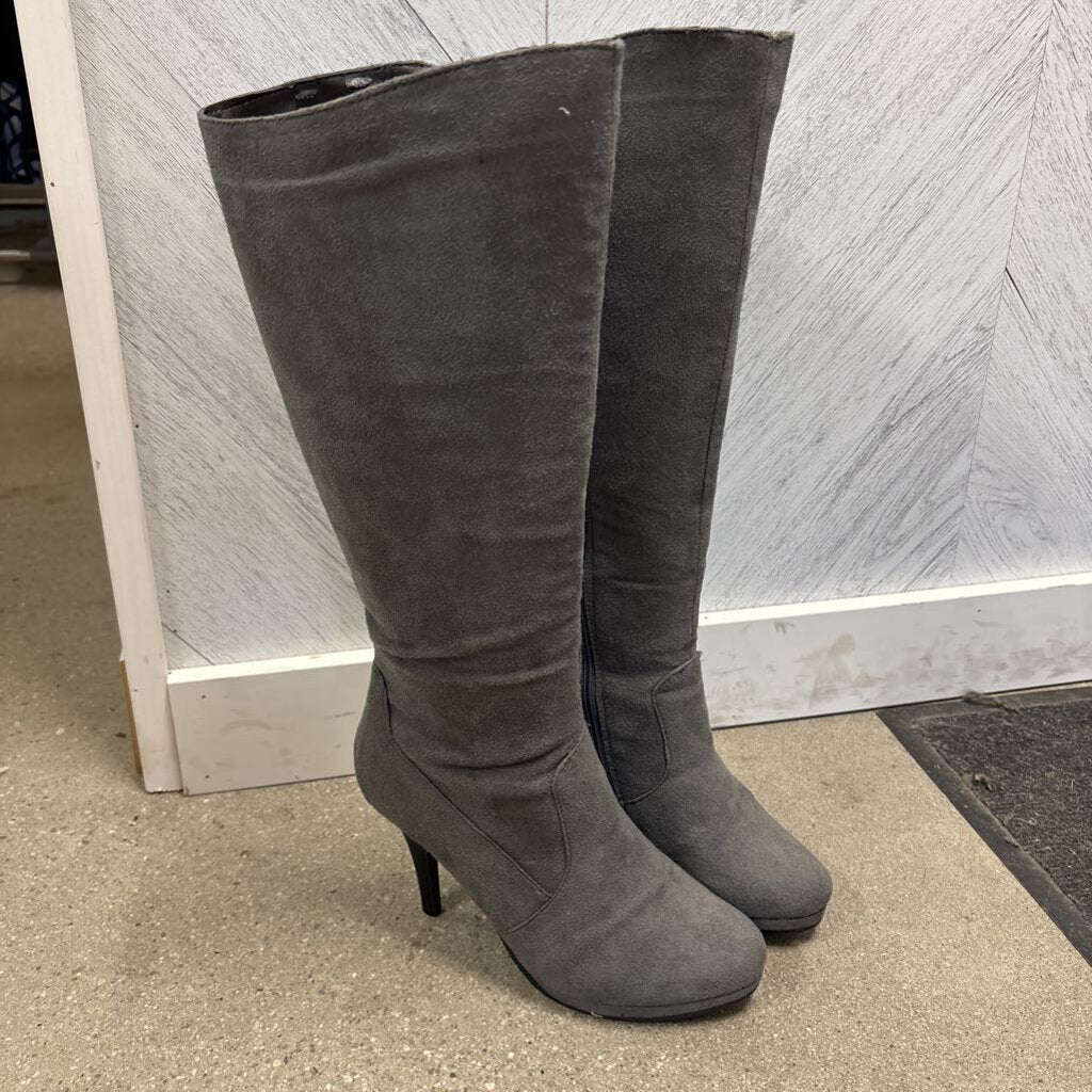 GREY SUEDE KNEE-HIGH HEELS