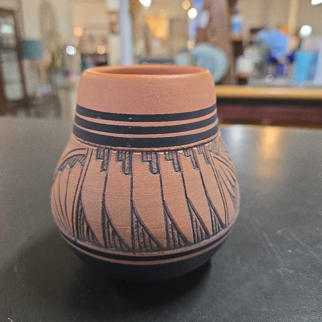 SM NAVAJO RED CLAY POT