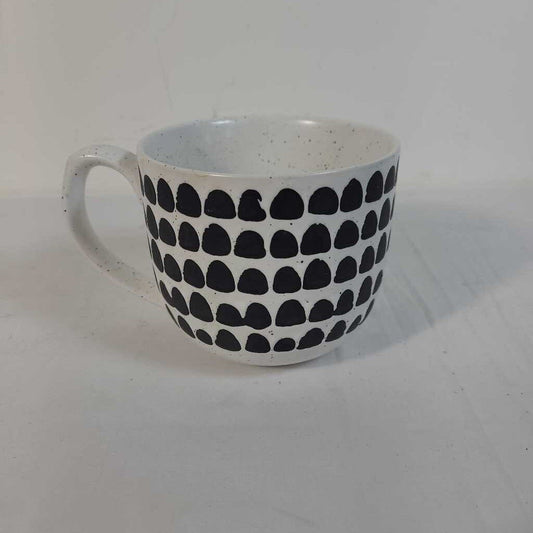 OLD POTTERY BLACK & WHITE MUG