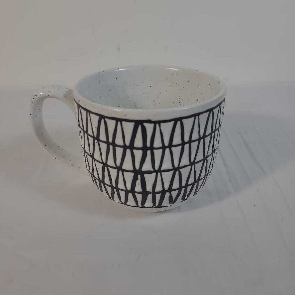 OLD POTTERY BLACK & WHITE MUG