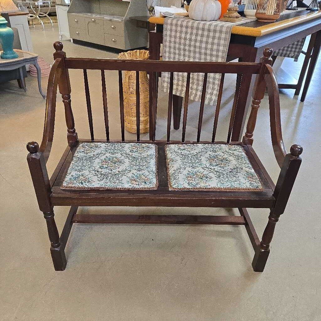 VTG SPINDLE BACK SETTEE